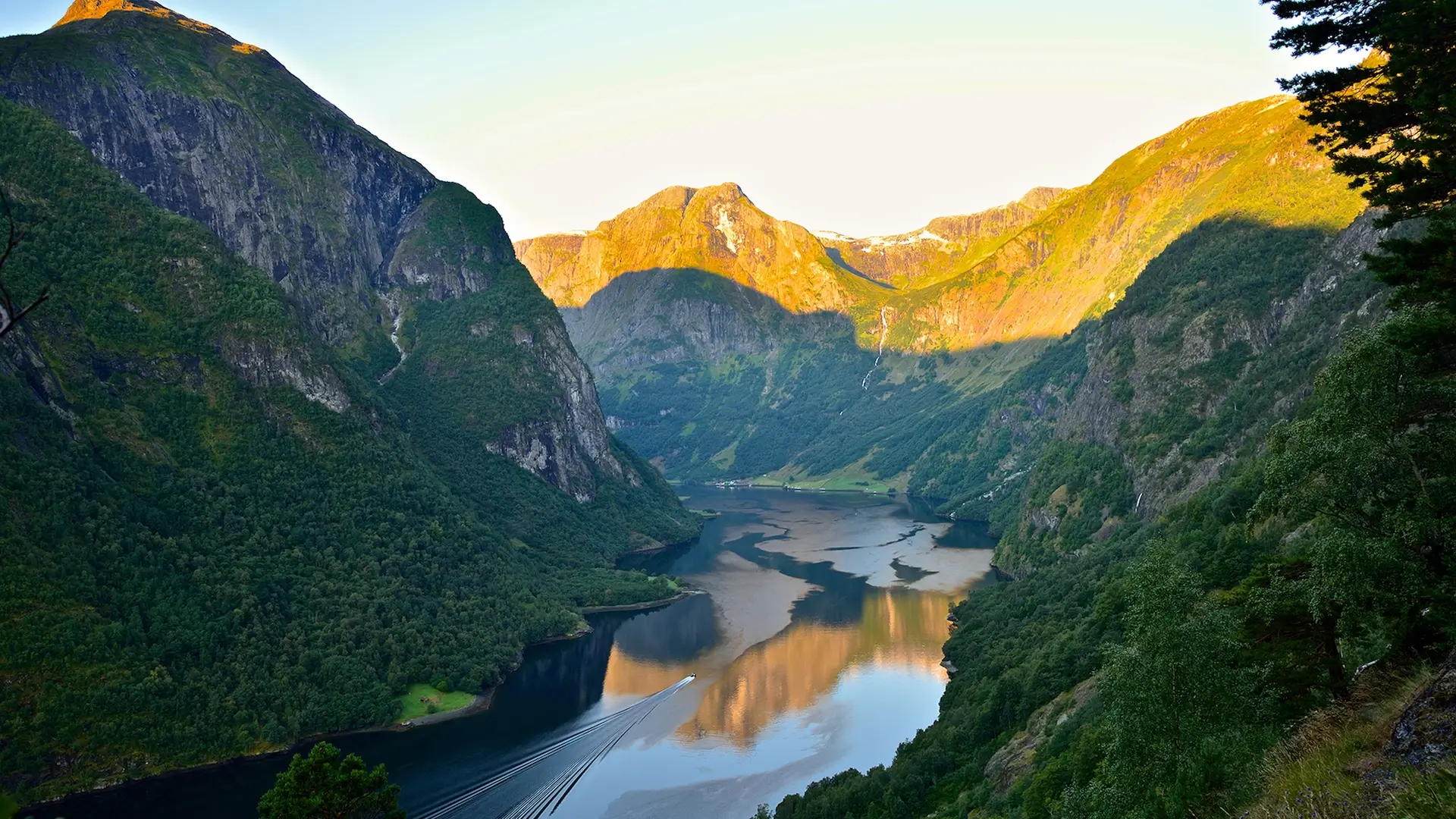 Smal fjord omgitt av bratte fjell ved Gudvangen