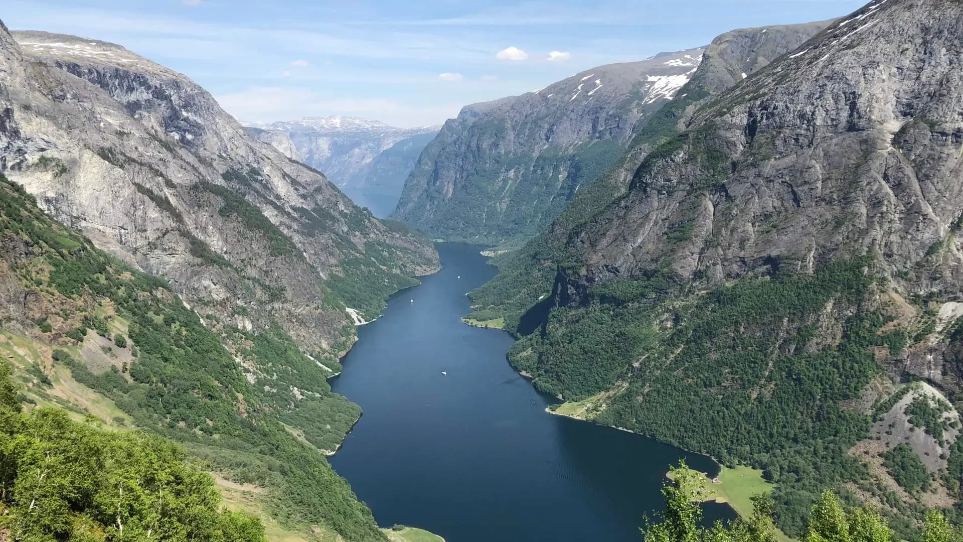 Utsikt over Nærøyfjorden frå den bratte stien til Rimstigen. Foto: Visit Sognefjord
