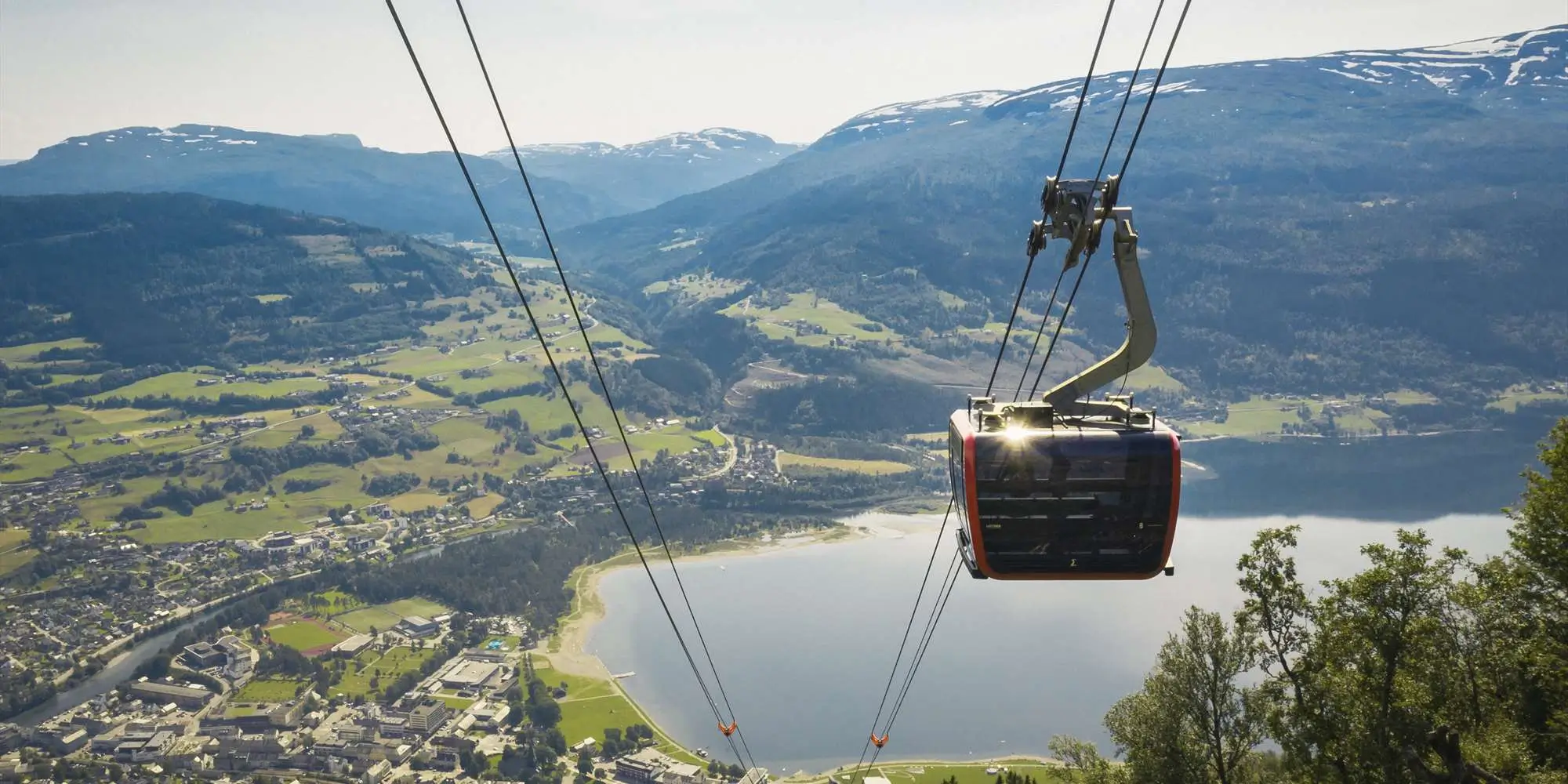 Gondolen på veg opp over fjella på Voss